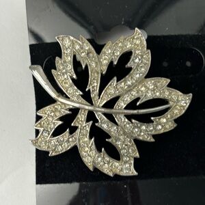 Vintage 1950s DESIGNER ORA SPARKLING RHINESTONE FALL LEAF SILVER TONE Brooch PIN